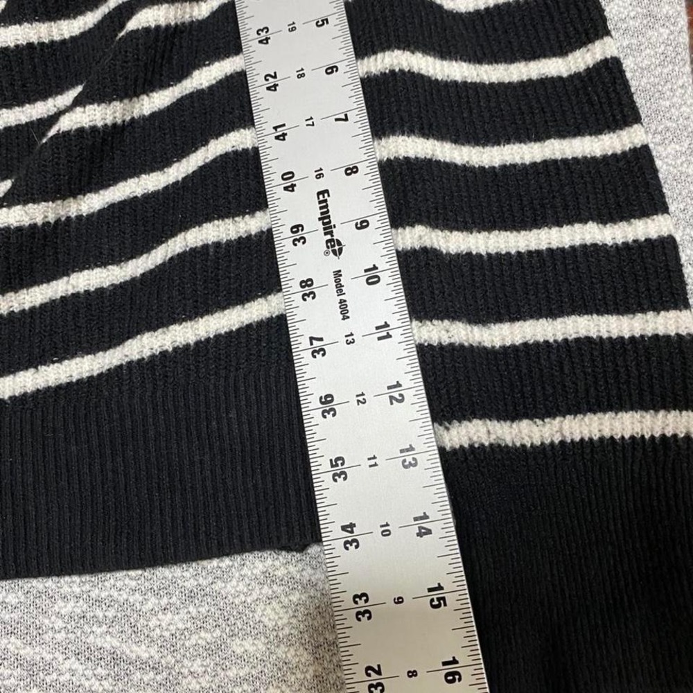 Old Navy black/white striped V-neck sweater women S. SKU-A226 #knitwear - Picture 2 of 7